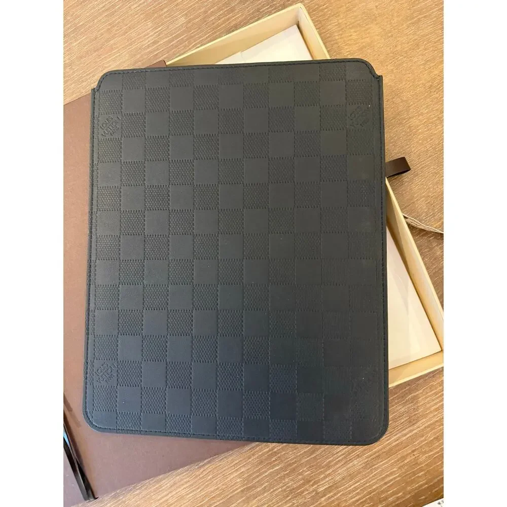 Louis Vuitton excellent comes